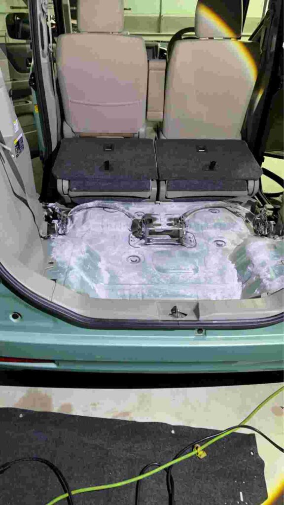 パウダーを振りかけた。シートをはずした車内後部のところ。